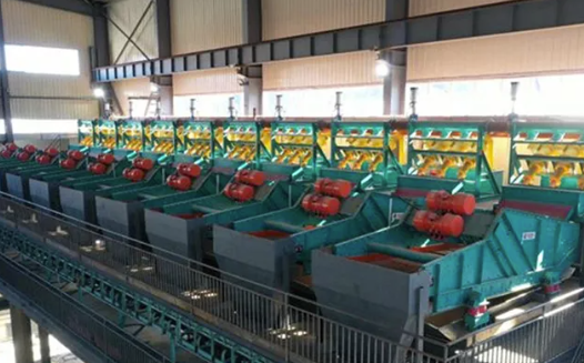 Изображение, демонстрирующее тонкие экраны, используемые при очистке сточных вод, подчеркивая их роль в фильтрации мелких частиц и повышении эффективности системы.